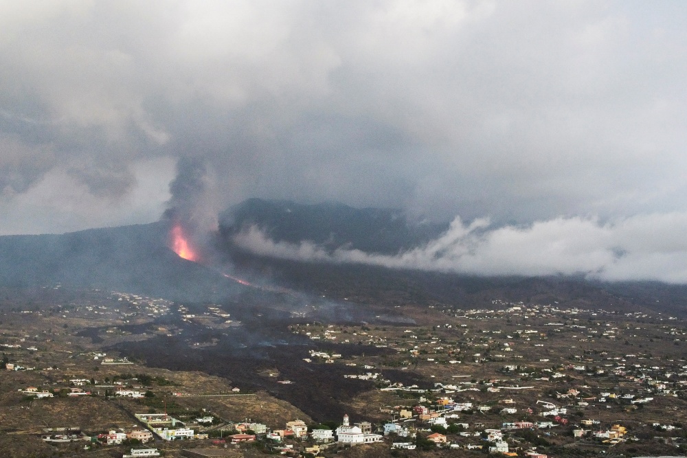 La erupción continúa, con fases más explosivas, tras arrasar 240 hectáreas
