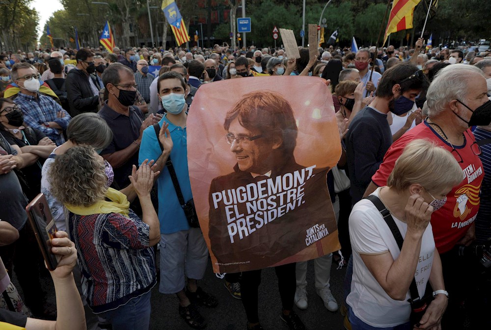 Cientos de personas protestan ante el consulado de Italia por la detención de Puigdemont