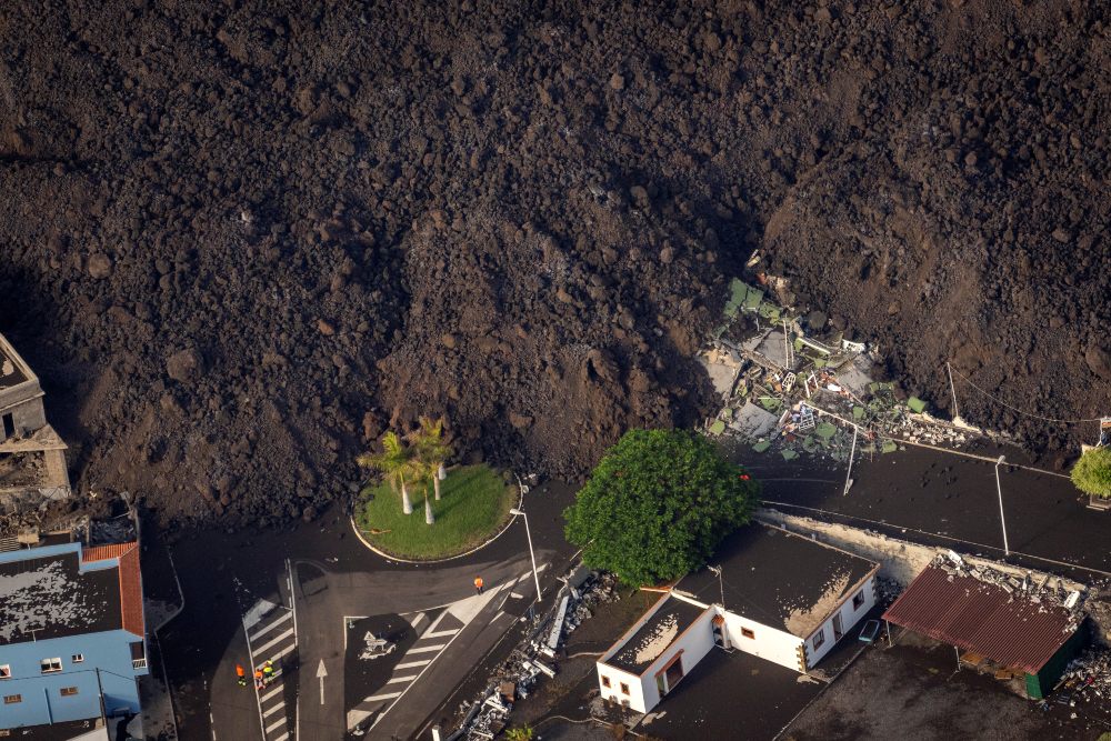 El cono del volcán de La Palma se rompe y deja una «colada enorme» de lava