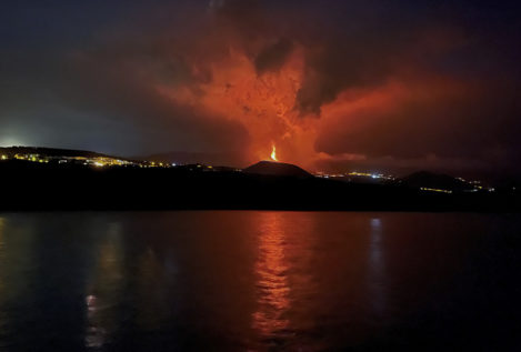 Volcán de La Palma: la lava entra de forma agresiva en Todoque y derriba la iglesia y el centro de salud