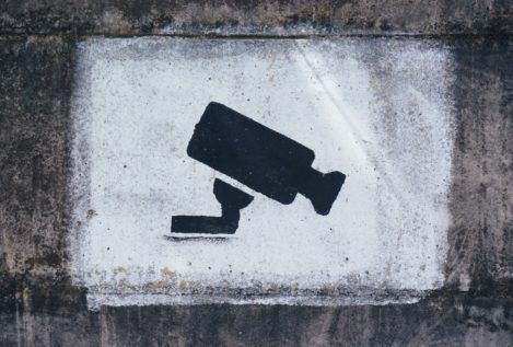 Un juez no ve delito en grabar a mujeres orinando en la calle y subirlas a webs pornográficas