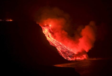La lava del volcán de La Palma llega al mar y forma una pirámide de más de 50 metros