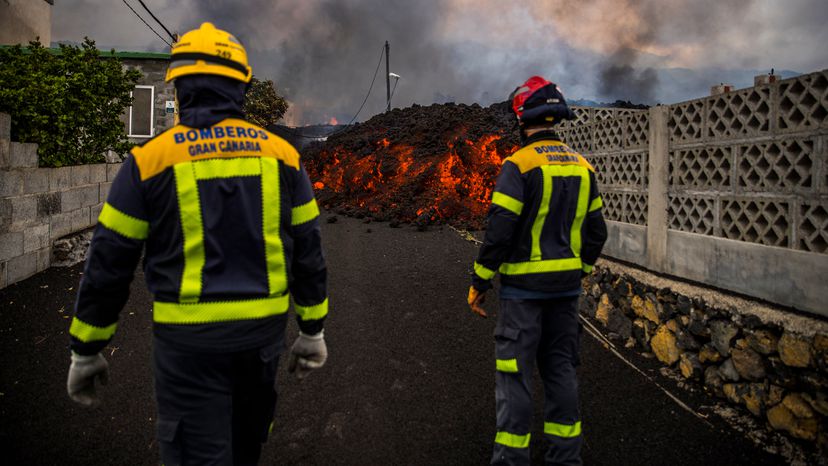 (VÍDEO) Los bomberos intentan canalizar la lava para salvar Todoque