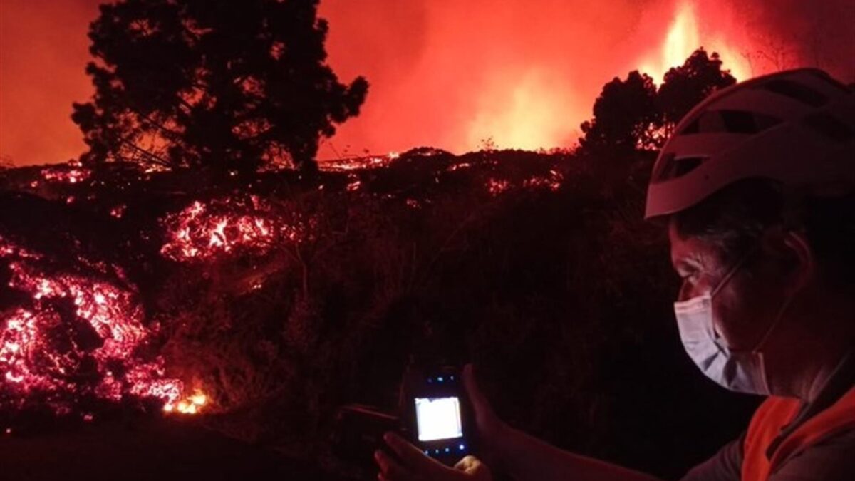 La evacuación comienza en la zona del volcán de La Palma, cuyas coladas de lava avanzan a 700 metros por hora