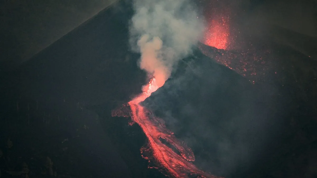 (VÍDEO) El volcán entra en una nueva fase: fuertes explosiones y una impresionante colada de lava