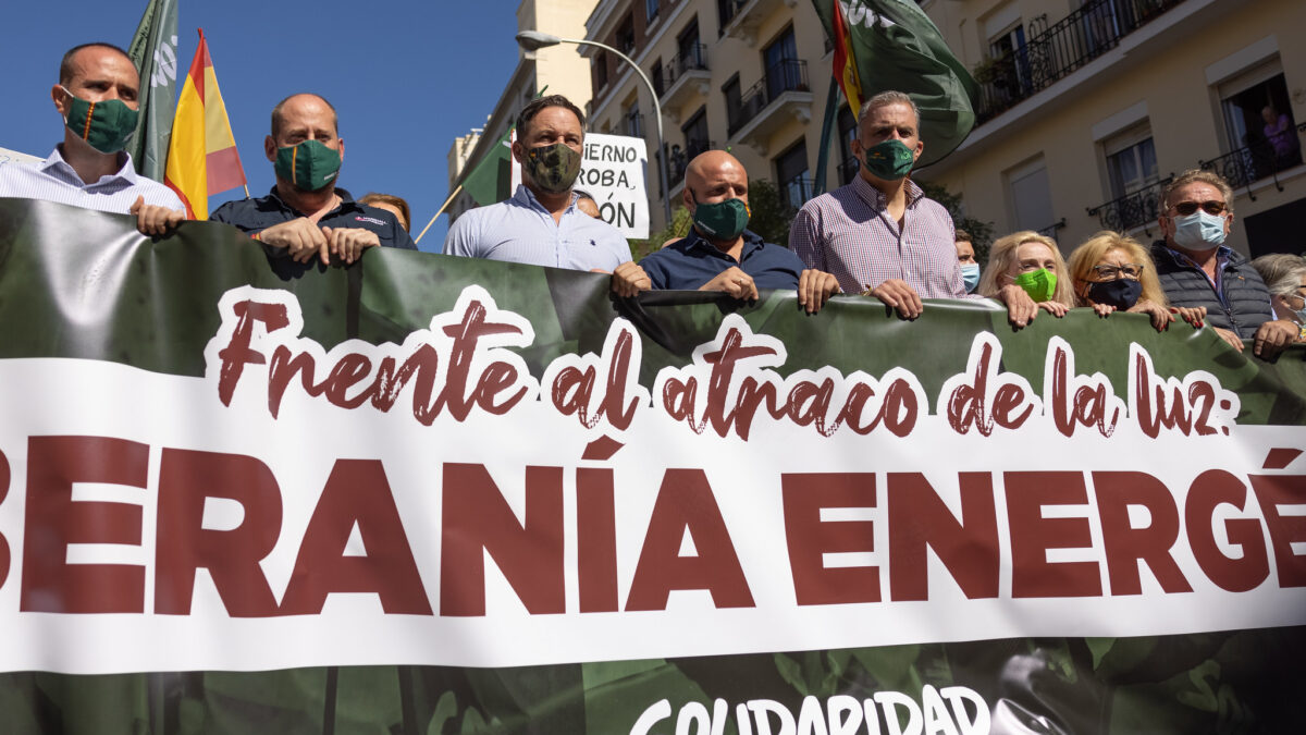 (VÍDEO) El sindicato Solidaridad y Vox se manifiestan contra «el atraco de la luz»