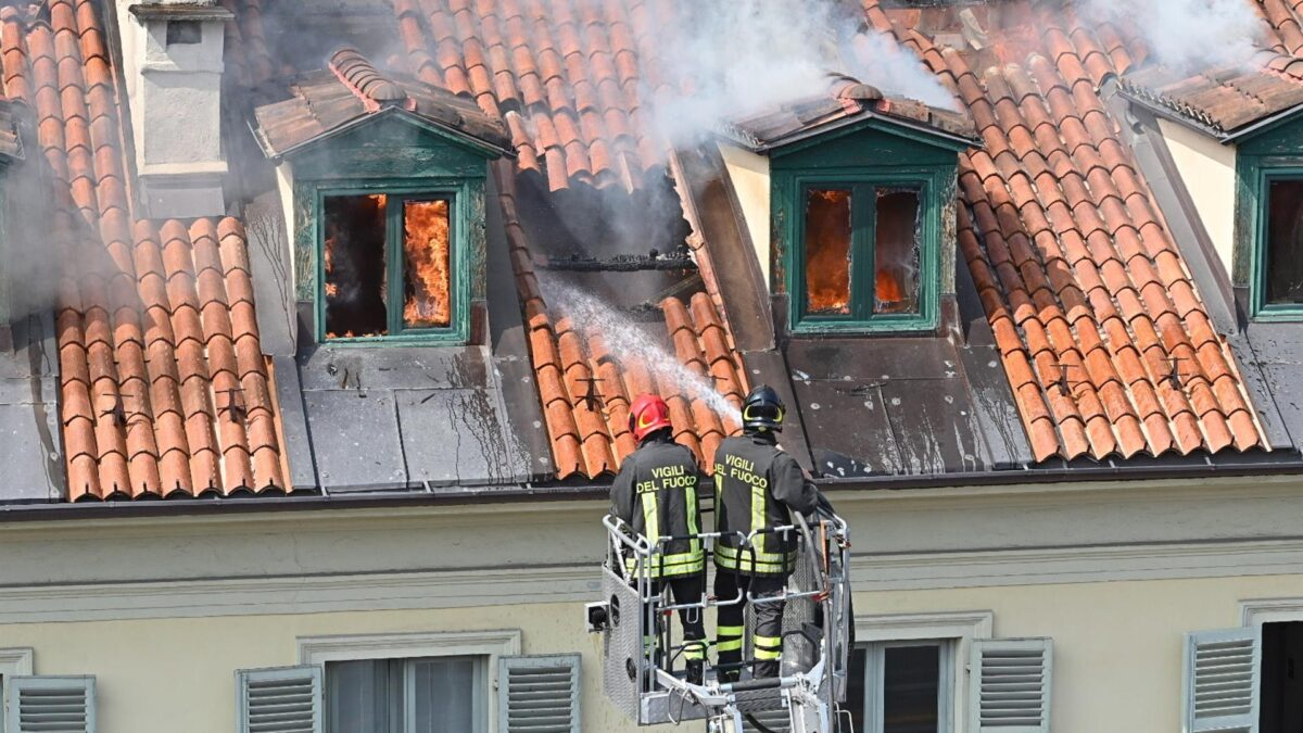 (VÍDEO) Cinco heridos y unos cien evacuados tras incendiarse un edificio en Italia