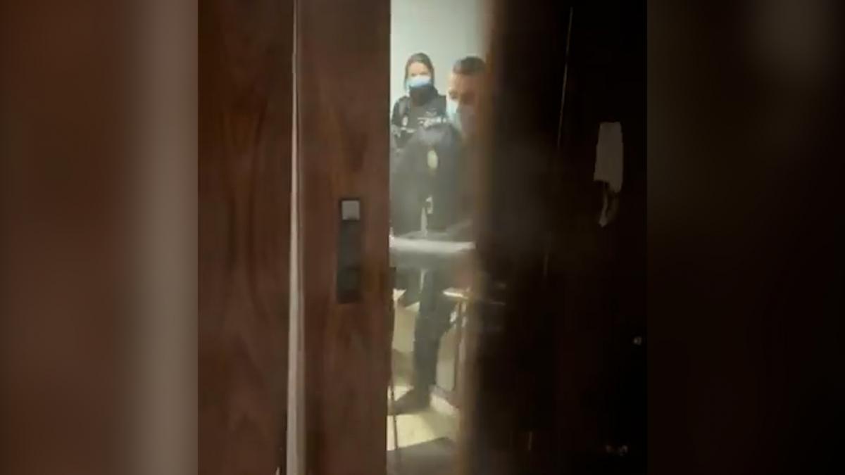 (VÍDEO) Los policías de 'la patada en la puerta', a juicio por allanamiento