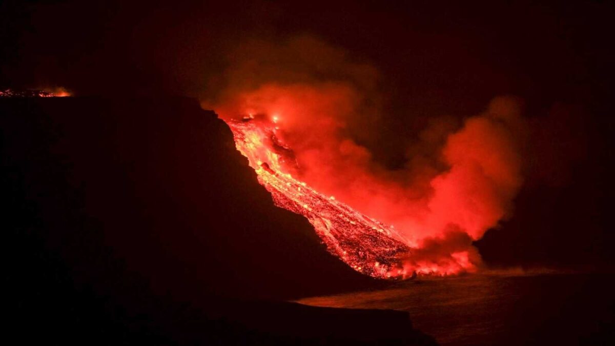 El volcán de La Palma presenta estabilidad, pero mantiene su fuerza tras cuarenta días en erupción
