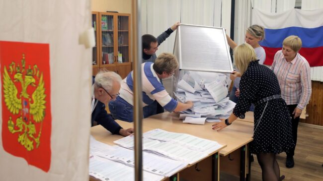 El partido del Kremlin alcanza mayoría de dos tercios de escaños en la Duma en medio de denuncias de irregularidades