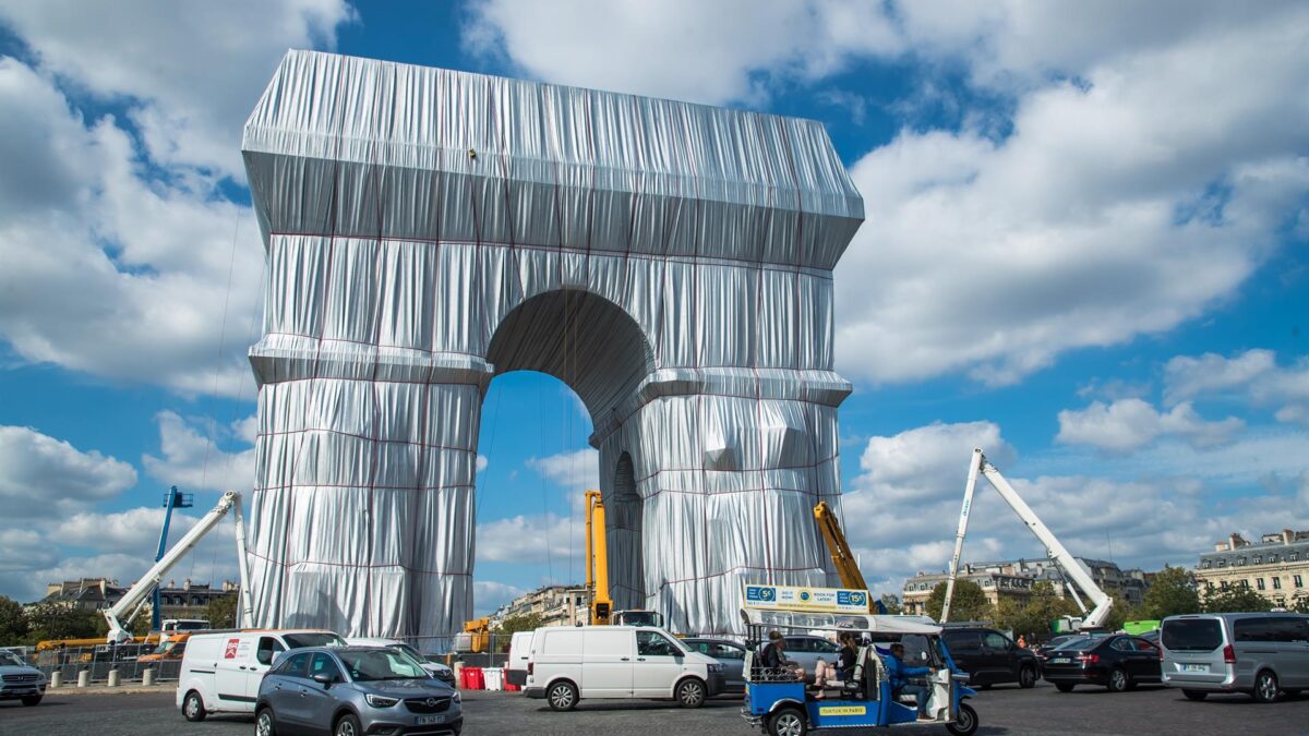 (VÍDEO) El Arco del Triunfo de París como nunca lo habías visto: “envuelto” en una ostentosa tela plateada