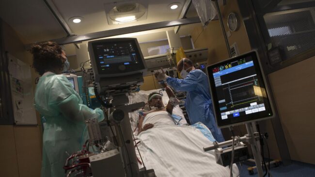 La presión hospitalaria sigue descendiendo y la incidencia baja de los 1.000 casos