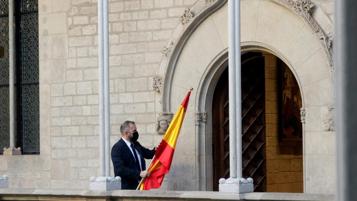 (VÍDEO) Nuevo desplante de la Generalidad al Gobierno: la bandera española ‘desaparece’ sin previo aviso