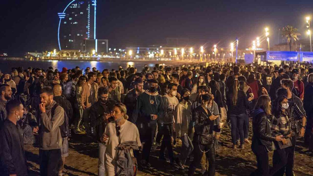 El macrobotellón de Barcelona se traslada a las playas tras blindar plaza España