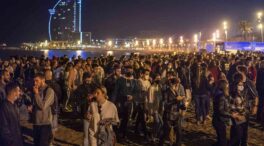 El macrobotellón de Barcelona se traslada a las playas tras blindar plaza España