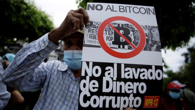 (VÍDEO) "No al bitcoin": los salvadoreños salen a la calle para manifestarse en contra de la criptomoneda