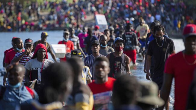(VÍDEO) El Gobierno de Biden deporta a cientos de haitianos que entraron de forma irregular a EE.UU.