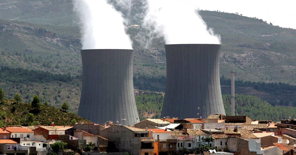 Las nucleares y las eléctricas rechazan las medidas del Gobierno para bajar la luz: pueden llevar «al cese de la actividad» y son «intervencionistas»