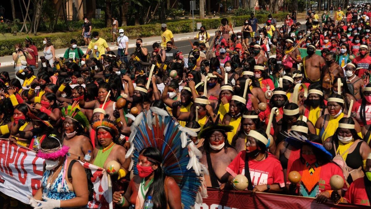 (VÍDEO) Miles de mujeres indígenas marchan en Brasil para protestar contra Bolsonaro por los «retrocesos en sus derechos»