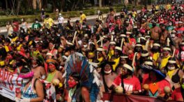(VÍDEO) Miles de mujeres indígenas marchan en Brasil para protestar contra Bolsonaro por los "retrocesos en sus derechos"
