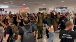 (VÍDEO) Decenas de franceses superan a la policía y acceden a un centro comercial sin el pase sanitario