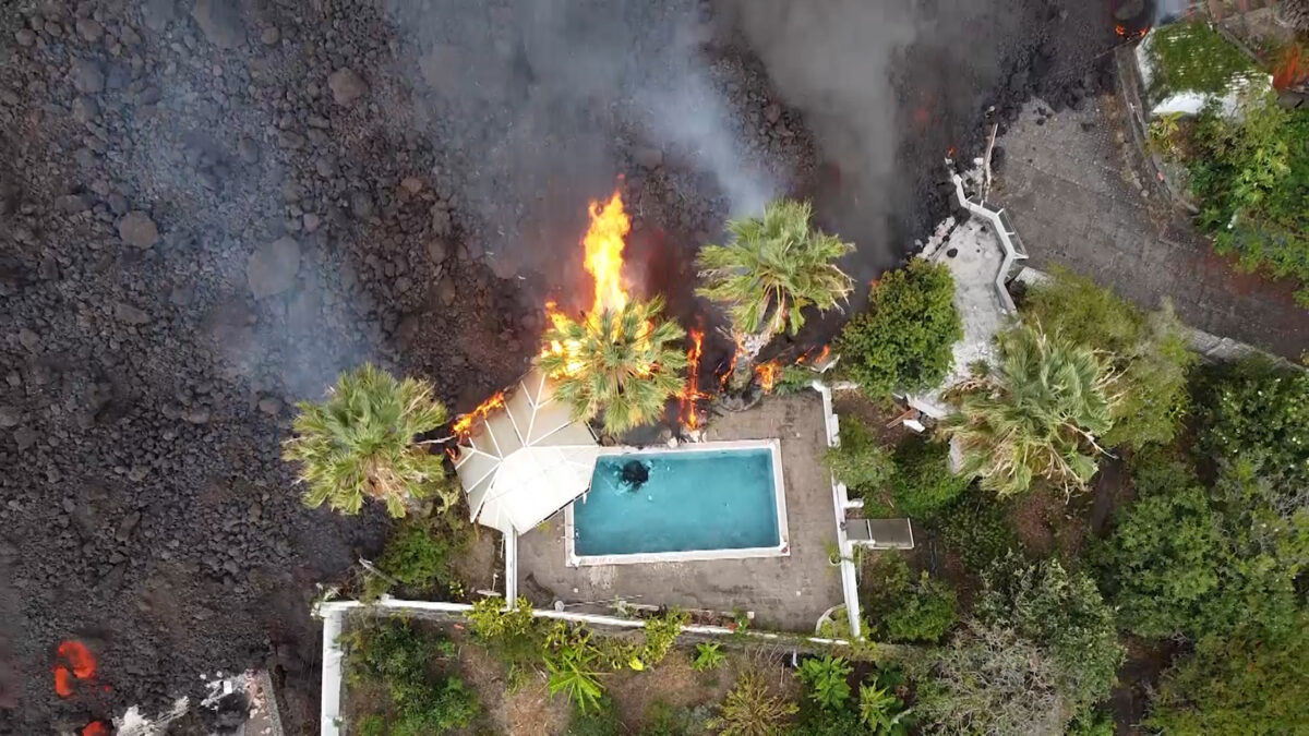 (VÍDEO) Sobrecogedoras imágenes: así arrasa con todo la lava antes de llegar al mar
