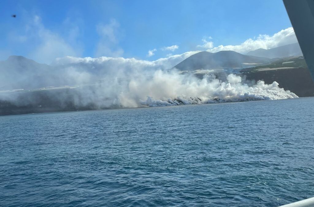 (VÍDEO) La columna de vapor de agua y gases del volcán está retenida en el mar, sin afectar a la población