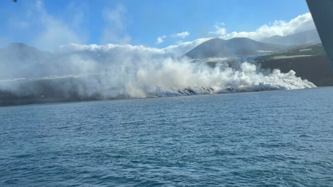 (VÍDEO) La columna de vapor de agua y gases del volcán está retenida en el mar, sin afectar a la población
