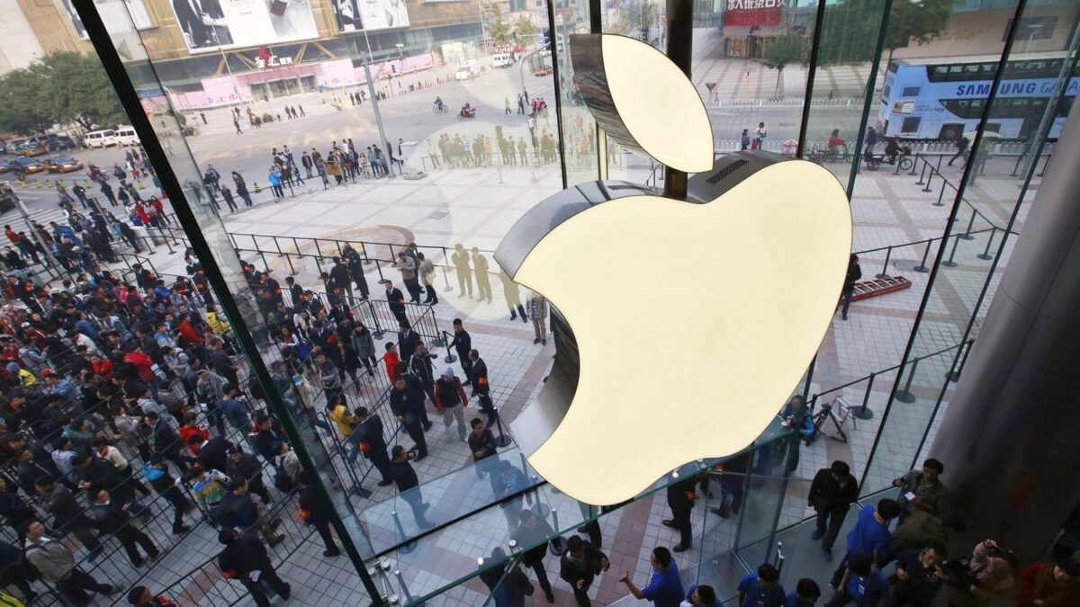 (VÍDEO) El iPhone 13 desata la locura en un centro comercial de China: cientos de personas acuden en manada por su lanzamiento