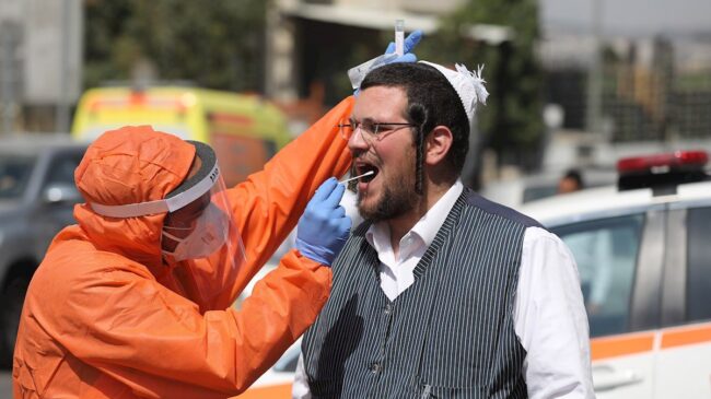 Israel valora sustituir las restricciones por un "contagio masivo" con la variante ómicron