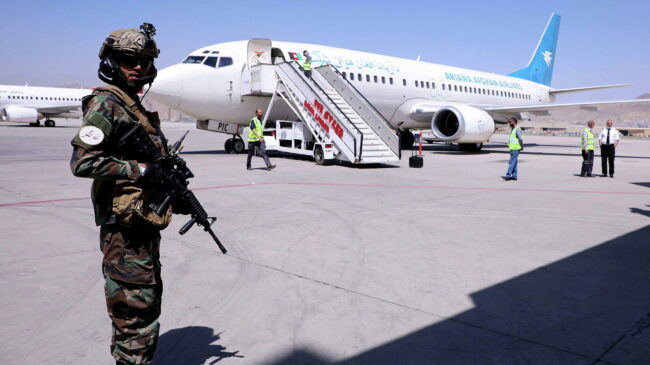 Sale el primer vuelo del aeropuerto de Kabul desde que se retiraron las tropas de EE.UU.