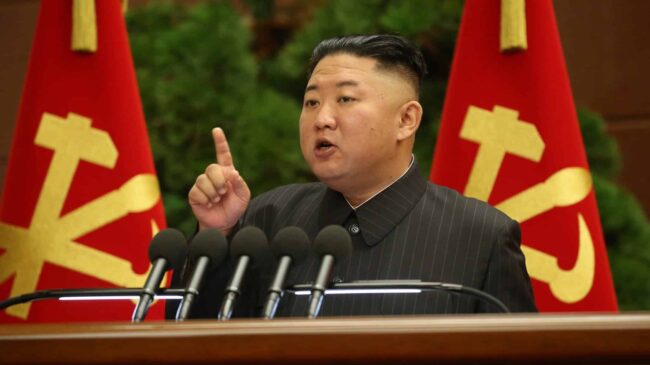 Kim Jon-un pide al país que se prepare para "prevenir y contener" ataques atómicos