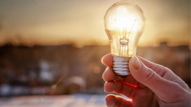 El precio de la luz baja un 3,6 %, pero será el domingo más caro de la historia