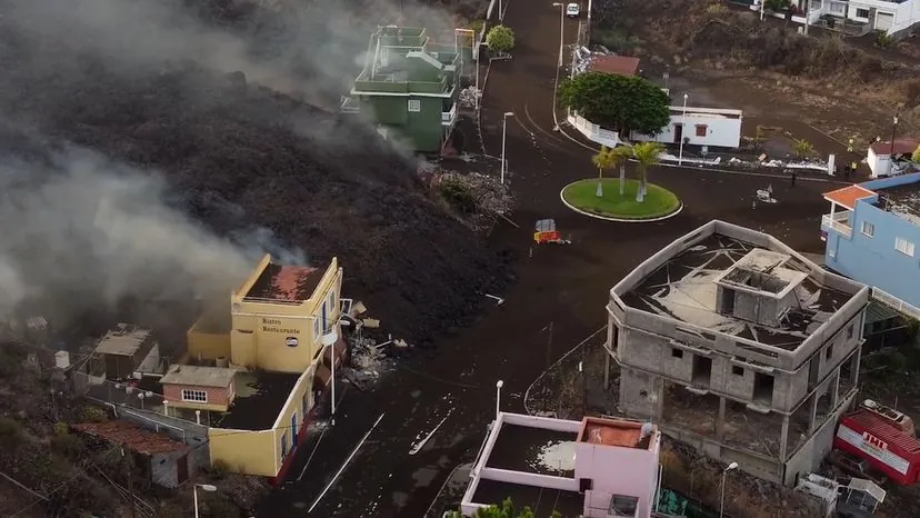 (VÍDEO) La lava devasta Todoque y se sitúa a 1,6 kilómetros de la costa