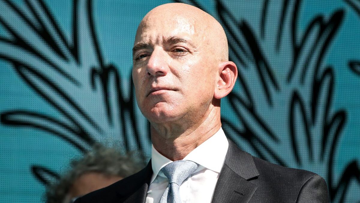Este es el multimillonario que ha desbancado a Jeff Bezos como el hombre más rico del mundo