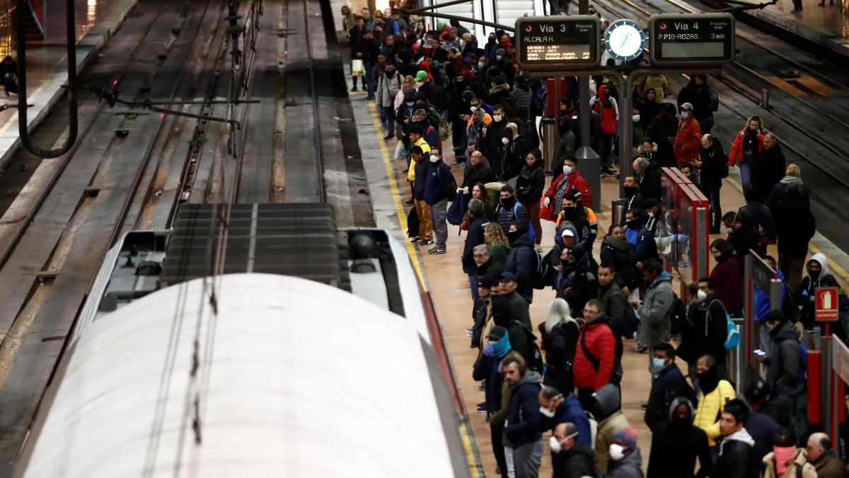 (VÍDEO) Aglomeraciones en estaciones y andenes: indignación por la huelga de trenes de Renfe