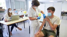 La vacunación reduce en un 75% los ingresos y en un 90% las muertes por covid, según un estudio español