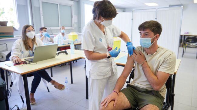 Tres de cada cuatro españoles tienen la pauta completa de vacunación, con la incidencia rozando ya los 100 casos
