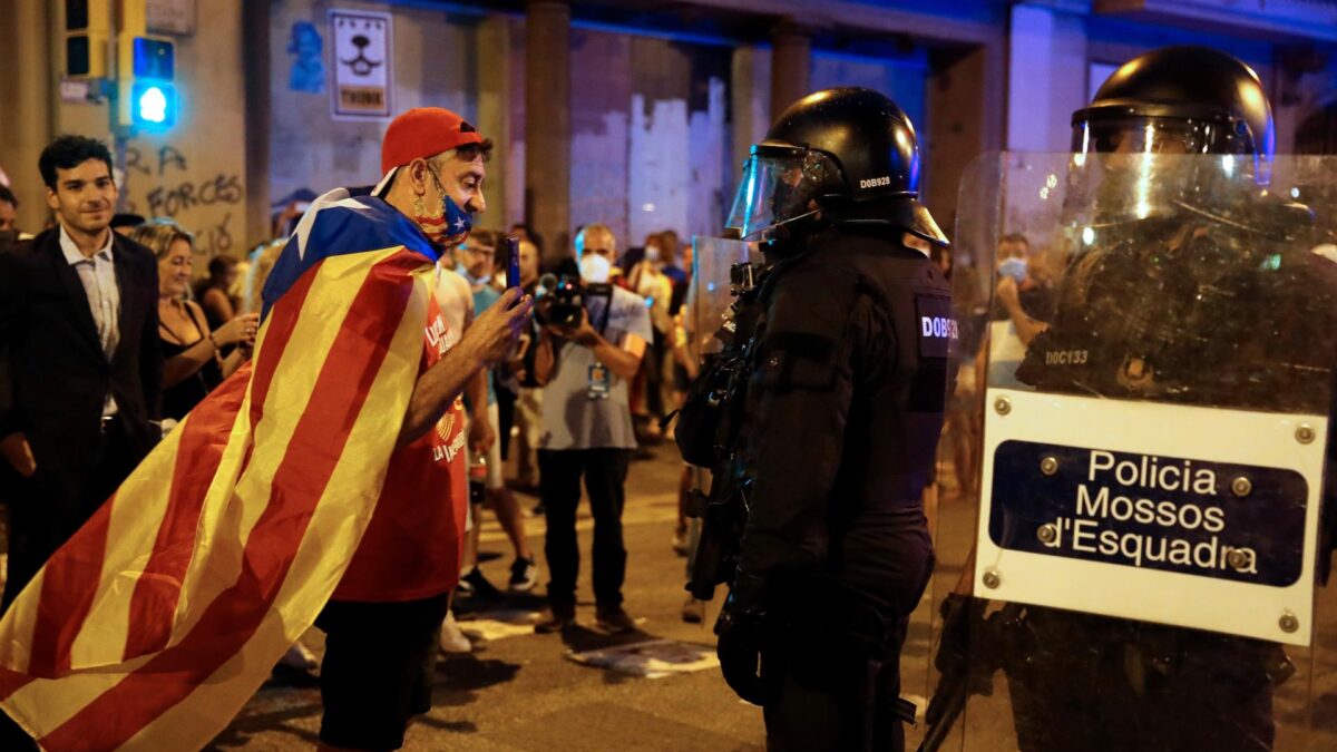 (VÍDEO) Quema de banderas, silbidos a Aragonès y gritos de «independencia»: así fue la Diada de Cataluña