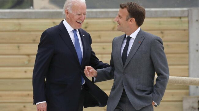 Biden y Macron mantienen una llamada telefónica y acuerdan reunirse en Europa para rebajar tensiones