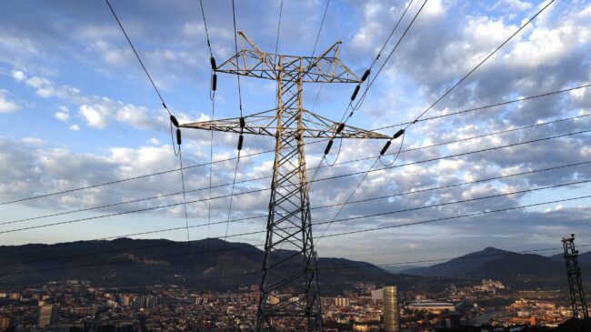 España quiere tener listo este año un proyecto para dos futuras interconexiones eléctricas con Francia
