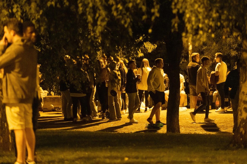 Un joven apuñalado y más de 500 multas en botellones de Madrid