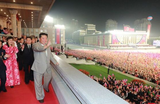 Corea del Norte celebra un ostentoso desfile militar nunca visto