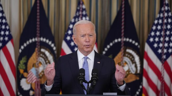 Biden ordena a las aseguradoras cubrir gratis 8 test de antígenos al mes por persona