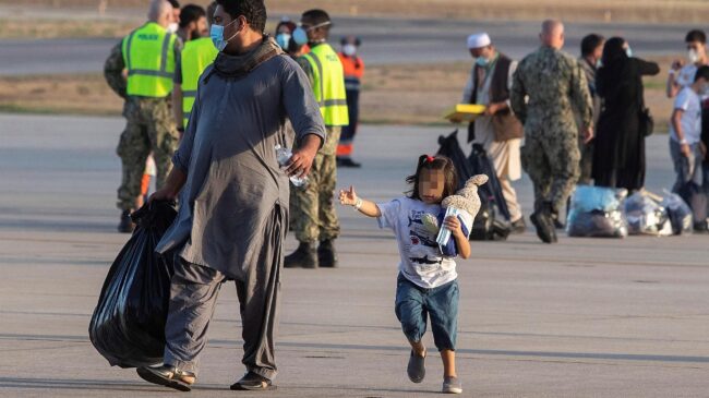 Aterrizan en la base de Rota tres aviones con 372 evacuados de Afganistán