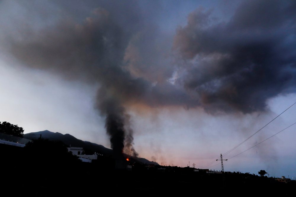 El aeropuerto de La Palma, inoperativo por acumulación de cenizas