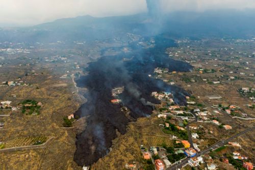 Canarias cifra en mil millones de euros los daños provocados por el volcán de La Palma