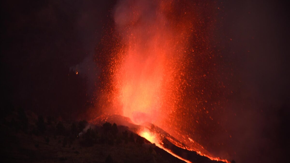El volcán expulsa lava a 300 metros por hora y podría estar realimentándose de un reservorio más profundo