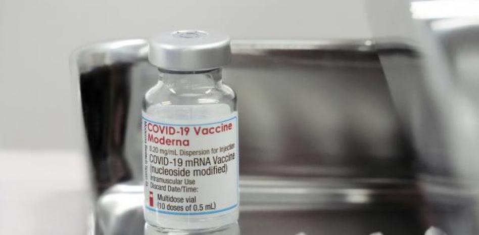 Investigan la tercera muerte en Japón por un lote de la vacuna de Moderna contaminado
