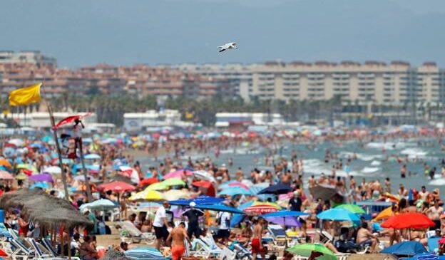 España recibe unos 4,4 millones de turistas extranjeros en julio, un 78% más respecto a 2020